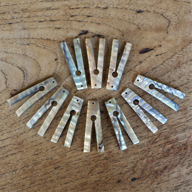 Green Abalone, Keyhole, Dog Tags, Plates, Name Tags, Axe Heads, Machetes, Love Hearts, Yokes, Drops, Tears, Tiles, Ovals, Shields, Donuts, Shards, Claws, Shields, Vee Sticks, Clothes Pegs, Matchsticks, Buttons, Teardrops, Raindrops, Mother of Pearl Shell, MOP, White, Gold, Pink, Brown, Black, Green, Rain, Abalone, Green Abalone, Trochus, Cowrie Shell, Green Lip Mussel, Pink Lip Mussel, Paua Shell, Necklace, Earrings, Jewellery, West Australia, Black Abalone, Beader, Artisans, Jewellery-Making, 