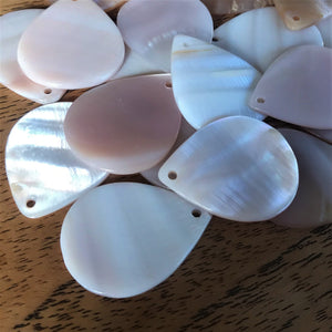 Pink Mother of Pearl, Jewellery-Making, Raindrops, Donuts, West Australia, Key Rings, West Australian, Rings, Plates, Name Tags, Axe Heads, Machetes, Love Hearts, Yokes, Drops, Tears, Tiles, Ovals, Shields, Shards, Claws, Shields, Vee Sticks, Clothes Pegs, Matchsticks, Buttons, Teardrops, Mother of Pearl Shell, White, Gold, Pink, Brown, Black, Green, Abalone, Green Abalone, Trochus, Cowrie Shell, Green Lip Mussel, Pink Lip Mussel, Paua Shell, Necklace, Earrings, Black Abalone,